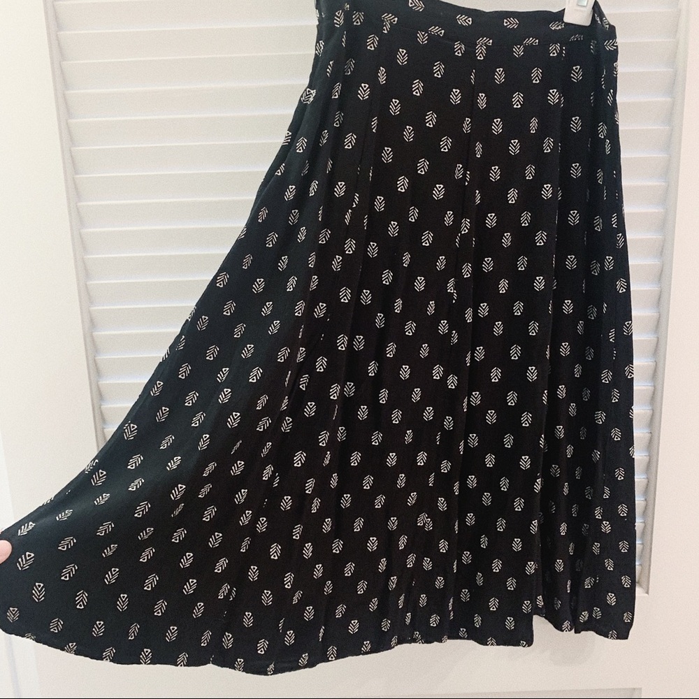 Black and white patterned skirt midi